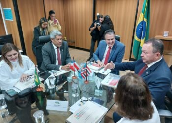 Em Brasília, Jerônimo trata da retomada de obras nas áreas de Habitação e Educação na Bahia