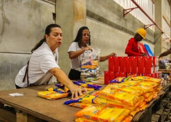 Em mutirões solidários, servidores montam cestas básicas com os alimentos arrecadados