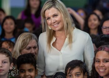 Rainha da Holanda conhece em Brasília programa de educação financeira