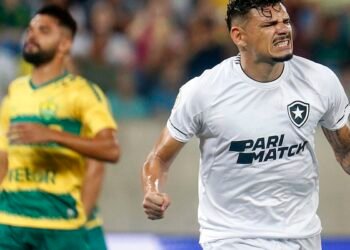 Tiquinho decide e Botafogo vence para ampliar vantagem no Brasileiro