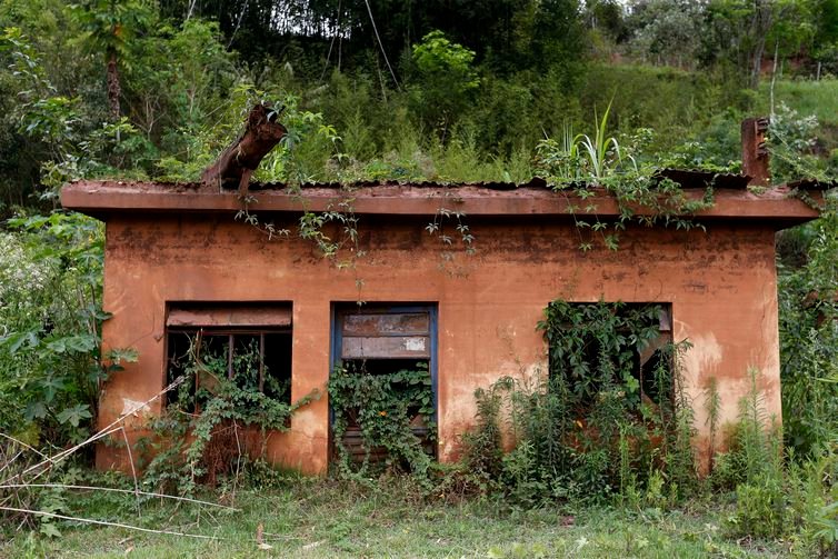 Distrito de Barra Longa. A comunidade foi parcialmente encoberta pela lama que chegou pelo rio Gualaxo do Norte.Na foto, casas atingidas pela lama.
