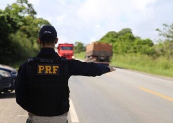 PRF multa motorista de caminhão por poluição na Bahia