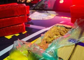 PRF e PM prendem 2 e apreendem 20 kg de maconha no interior baiano