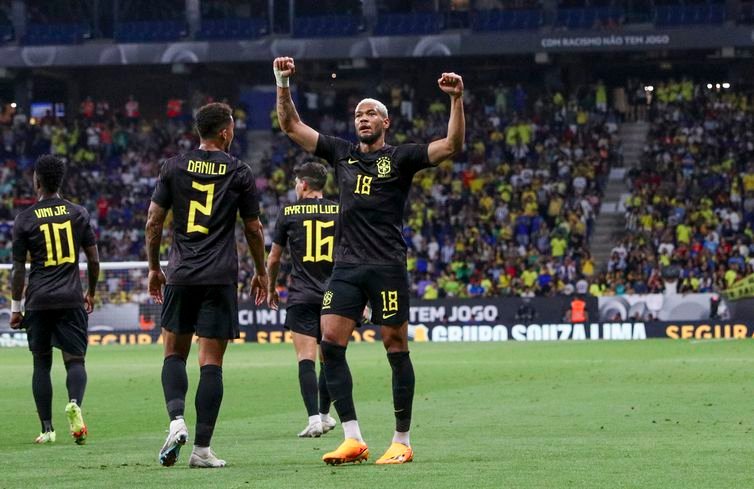 Estreante na seleção brasileira, volante Joelinton abre o placar no amistoso contra a Guiné, em 17/06/2023