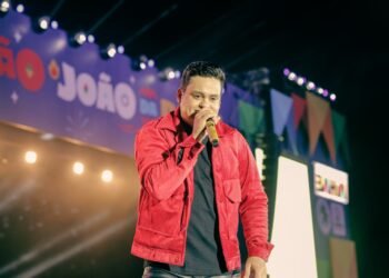 Thiago Aquino anima multidão no Parque de Exposições nesta quinta (22)