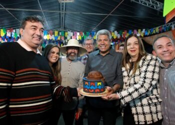 Jerônimo Rodrigues destaca aquecimento da economia durante participação no São João de Senhor do Bonfim