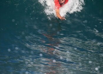 Surfe de peito, o esporte que faz do corpo uma prancha