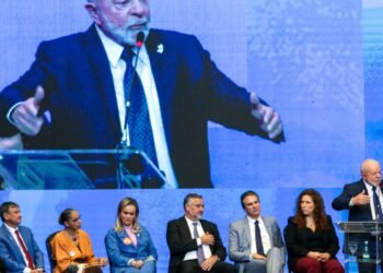 Lula descarta mudanças e diz que ministra Nísia fica na Saúde