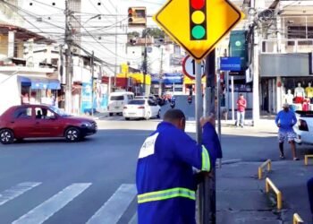 Prefeitura segue realizando sinalização vertical das vias públicas; outras localidades receberão as ações – Prefeitura de Simões Filho