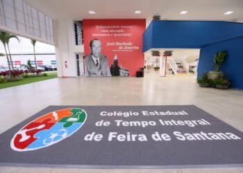 Ao lado de ministros, governador entrega Colégio de Tempo Integral e adere a programas federais em Feira de Santana