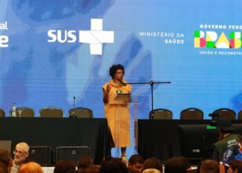 Ministra recebe manifestações de apoio ao abrir Conferência de Saúde 