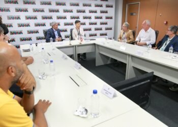 Vencedor do ‘The Voice Brasil Kids’ é recebido pelo governador