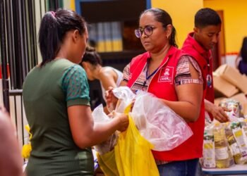 Prefeitura beneficia centenas de famílias com a entrega de cestas básicas – Prefeitura Municipal de Candeias.