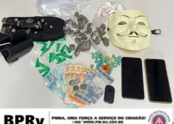 Batalhão Rodoviário prende dupla com mais de 100 porções de drogas na Bahia