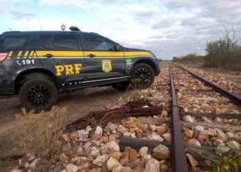 PRF prende dois homens flagrados roubando trilhos de trem na Bahia