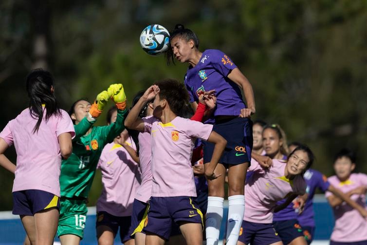 Zagueira Lauren cabeceia durante jogo-treino contra China, último jogo-treino antes do Mundial feminino - seleção brasileira feminina- em 12/07/2023