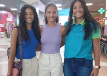 Atletas de vôlei de praia viajam para disputar competição nacional de base com apoio da Sudesb