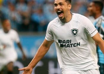 Brasileiro: Botafogo suporta pressão, bate Grêmio e segue soberano