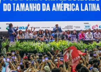 Lula participa de congresso da UNE e promete mais universidades