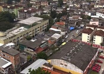 Escola pública bilíngue é cenário de documentário sobre adolescência