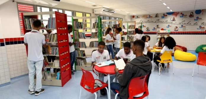 Secretaria da Educação orienta sobre devolução e descarte de livros didáticos Secretaria da Educação orienta sobre devolução e descarte de livros didáticos
