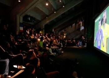 Torcedores lamentam derrota do Brasil diante da França