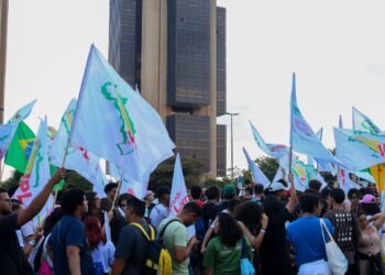 Estudantes fazem ato no Banco Central pela queda na taxa de juros