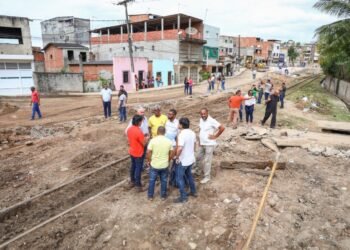 Em comemoração ao aniversário da cidade, Gestão assina Ordem de Serviço para pavimentação do Malembá de Baixo – Prefeitura Municipal de Candeias.