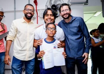 De leitores a autores, estudantes da rede de ensino de Candeias lançam livro “A Paz no Mundo” – Prefeitura Municipal de Candeias.