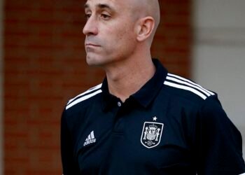 Fifa suspende dirigente espanhol após beijo na final da Copa do Mundo