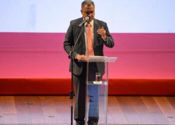 Empresas devem formar consórcios para obras do PAC, diz ministro