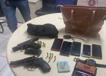 PM intercepta assaltantes, um morre e duas armas são apreendidas
