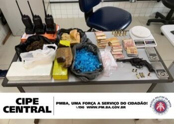Suspeito morre e PM apreende dinheiro, arma e drogas no interior baiano