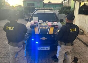 PRF prende homem com tabletes de cocaína em ônibus e idoso embriagado ao volante