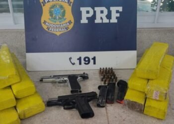 PRF prende passageiro de ônibus com 2 pistolas e 10 quilos de maconha na Bahia