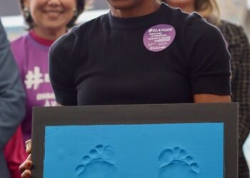 Pretinha eterniza os pés na Calçada da Fama do Maracanã