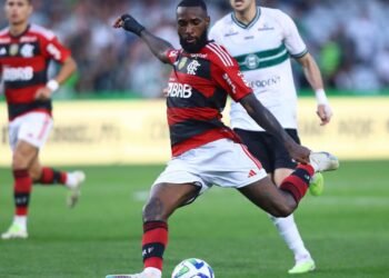 Com gol de Gerson no fim, Flamengo supera Coritiba no Couto Pereira