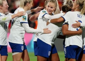 Inglaterra faz 6 a 1 na China e avança invicta às oitavas da Copa