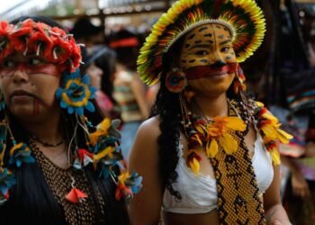 Indígenas apresentam cultura e bandeiras de luta em feira no Rio