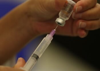 Covid-19: estudo da Uerj mostra segurança de vacina em jovens