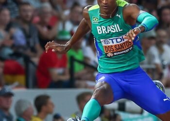 Alison dos Santos melhora performance e leva bronze na Liga Diamante