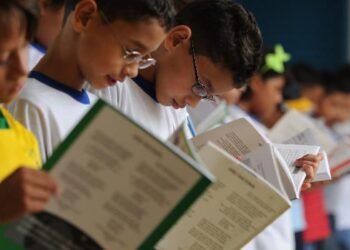 Justiça suspende distribuição de material pedagógico com erros em SP