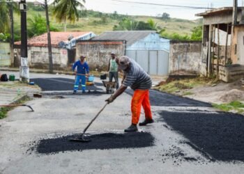 Operação “Tapa Buraco” alcança diversos bairros e dinamiza mobilidade urbana – Prefeitura Municipal de Candeias.