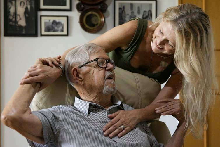 Brasília (DF), 22/09/2023 - Natália Duarte e seu pai, Ítalo, que tem a doença de Alzheimer. Foto: Marcelo Camargo/Agência Brasil