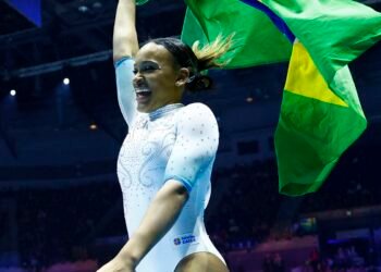 Rebeca Andrade leva prata nas barras assimétricas na Copa do Mundo