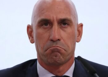 Investigado por beijo, presidente da federação espanhola renuncia