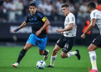 Corinthians e Grêmio empatam em jogo com oito gols