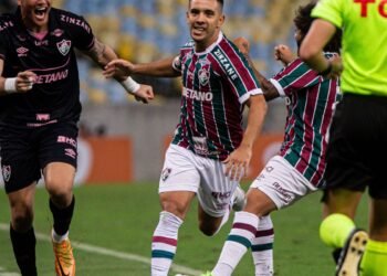 Fluminense bate Cruzeiro com golaço de falta de Leo Fernández