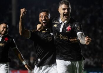 Vasco goleia Coritiba em reencontro com torcida em São Januário