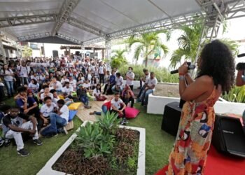 Estudantes da rede estadual de Feira de Santana participam de Feira do Livro até domingo (1º)